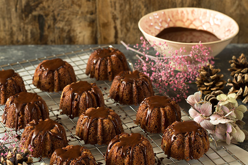 Kleine chocoladetulbandjes gedecoreerd met chocoladesaus